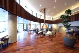 学園南のレストランには吹き抜けと大きな暖炉があります