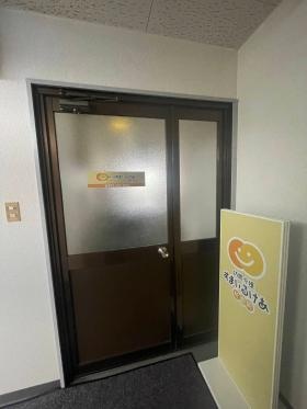 二階入口にスタンド看板設置しました