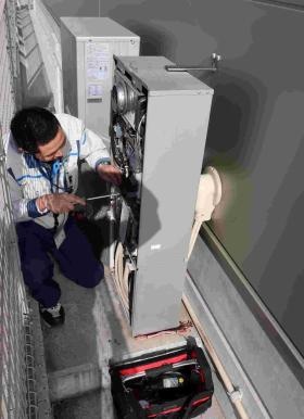 給湯器の修理風景です