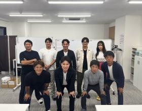 事務所での集合写真