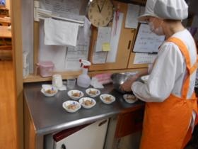 通所介護施設の厨房。利用者の皆さんに美味しく届きます！