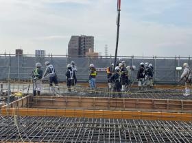 知立駅立体交差事業・・・コンクリートを打設しています。