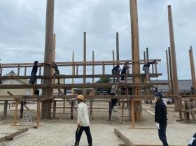 一色大提灯祭り・・・土台取付作業の様子です。