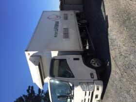 トラックで生産者の元へ運ばれます。