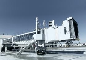 空港ターミナルと飛行機を繋ぐ「旅客搭乗橋」