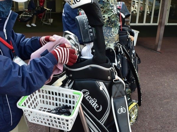 プレー後のクラブをきれいに拭きます