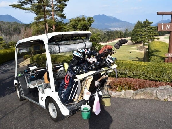 ゴルフカートにバッグを積み込みます。コースへ出たらカートはリモコンで操作します。