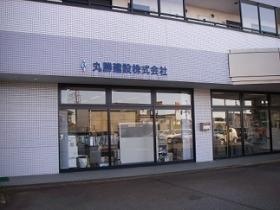 本社は賃貸マンション「クレスト本町」の１階にあります