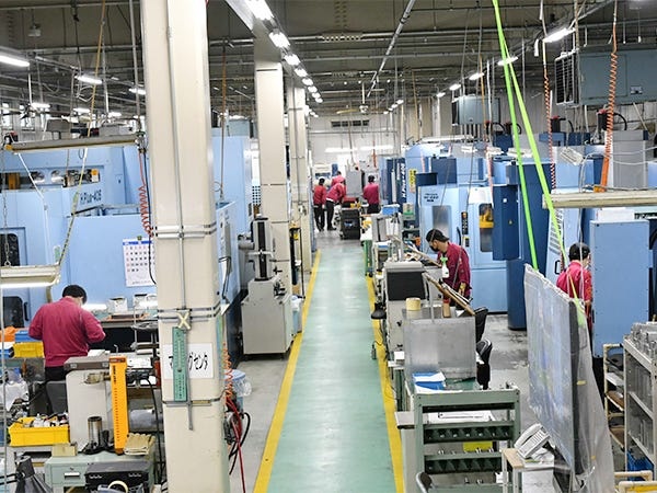 入社後は約1ヶ月かけて製造の流れなどを学びます。その後は品質管理の先輩が、仕事の進め方を直接レクチャー。1～2年かけてじっくり成長できます。