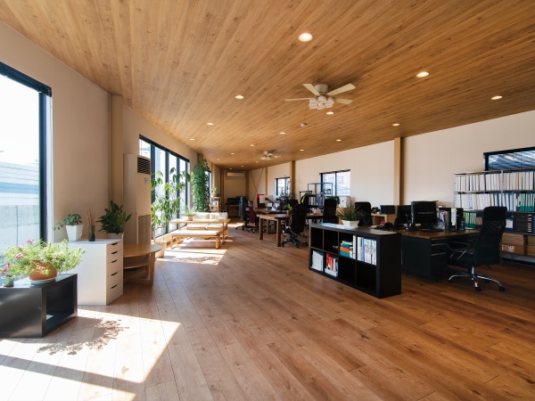 勤務いただく2階オフィスになります。緑が多く、日光が入ってくる明るいオフィスになっております。