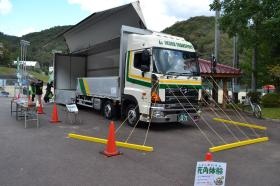 死角体験の機会を設けて交通安全促進活動にも取り組んでいます。