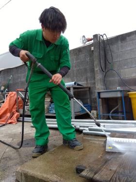 買い取った農機具の洗浄