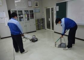 床洗浄作業の様子です。（業務部門）