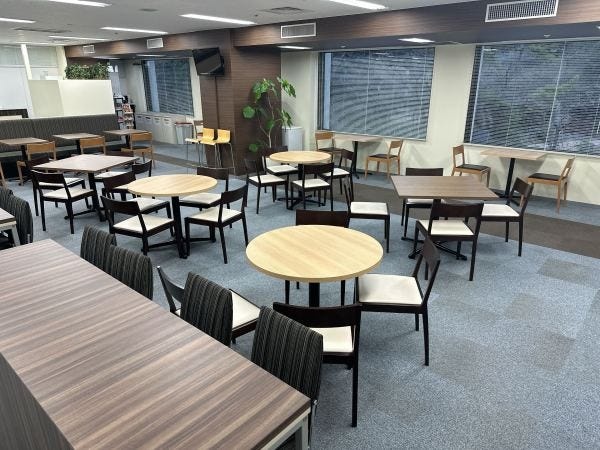 広いリフレッシュルーム（休憩室）あり。ランチもゆったり♪
