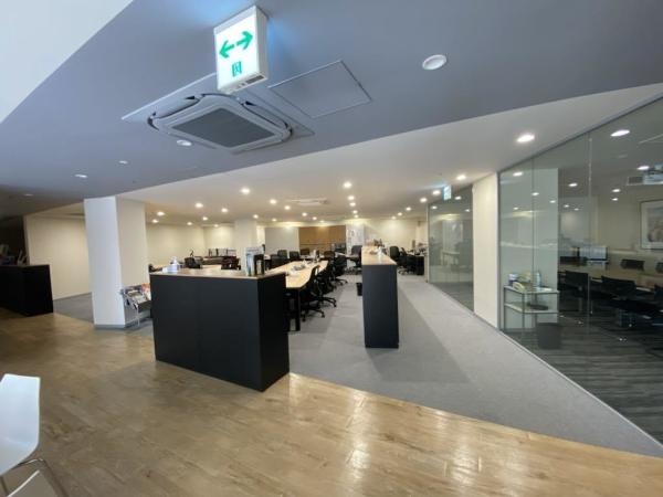 開放的なオフィスの中で、当求人の部署の勤務するエリアは写真の奥手です