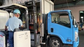 重たい荷物はフォークリフトや台車を使用します