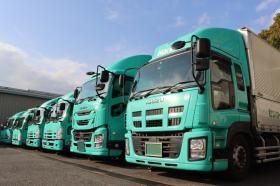 弊社のトラックです。青緑色のカラーが特徴です。