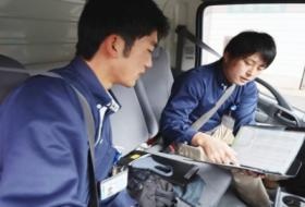 基本はドライバ―と助手のツーマン配送です。