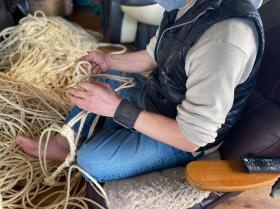 モクシ（馬・牛用のくつわ）製造風景です。