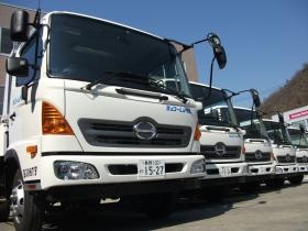 大型重機から車両まで全５００種類の機械を取り扱っています