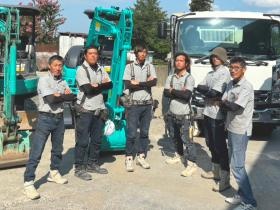 ベテランの職長を筆頭に２０～５０代の社員が活躍しています。