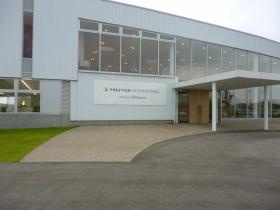 来客用エントランス（見学会の集合場所はこの右手ドア屋内です）