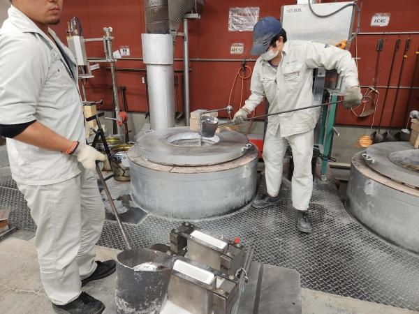 アルミニウムを溶かし、型に流します。