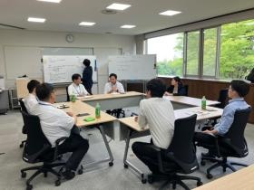 若手営業員（主任クラス）の会議風景