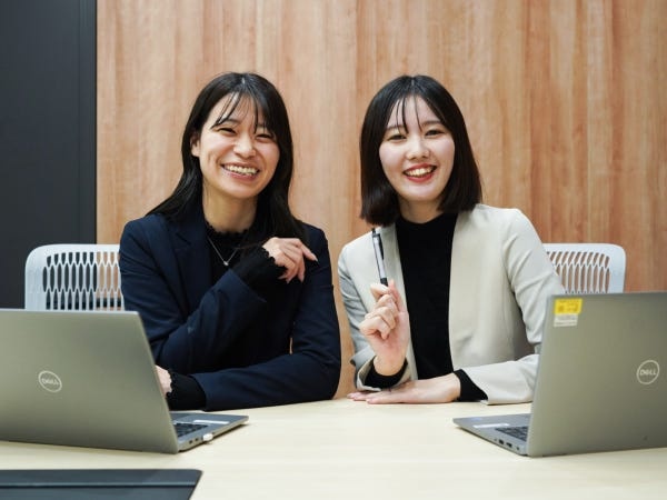 お客様へのご提案が楽しくなるように、ロープレや勉強会など社員同士のコミニケーションをとても大切にしています。いつも笑顔が絶えず仲よしです。