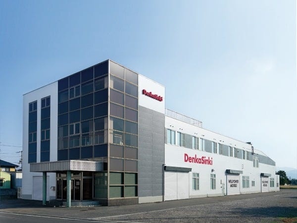 本社（社屋）です。広々とした空間でストレスなくお仕事できます。広大な社員専用駐車場も完備しています。