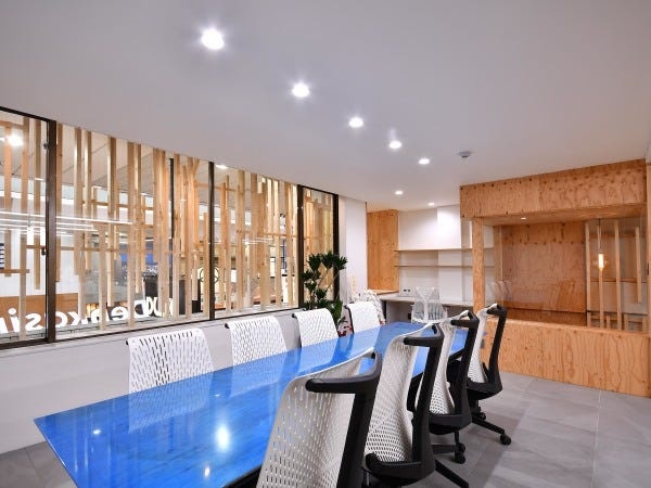 みんなのミーティングスペースです。社員のみなさんの意見やアイデアをとても大切にしていて、ここで新しい企画や商品も生まれます。