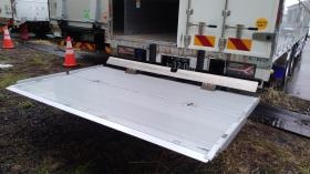 多くの車両にパワーゲートを装備し効率化を図っています。