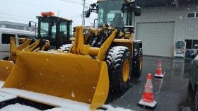冬季に除雪の請負を行っています。除雪車乗れる方優遇です。