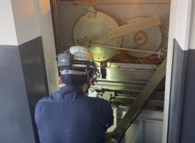 エレベータ扉点検の様子。規定値測定中。