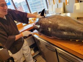 店舗でマグロ解体