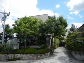 緑に囲まれた本社屋