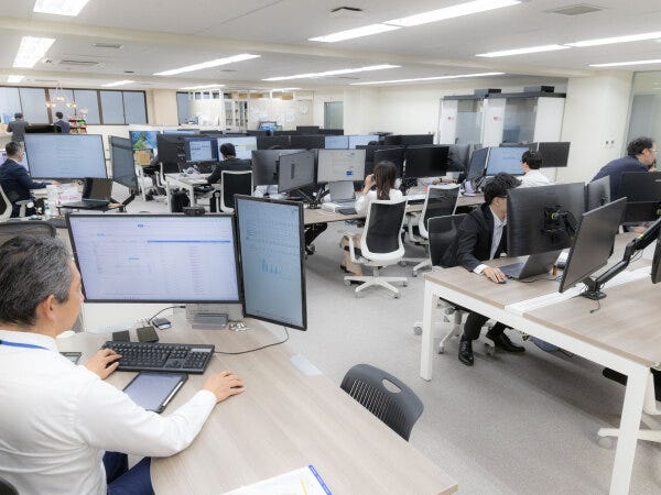 オフィスは全員2画面を用意しております。