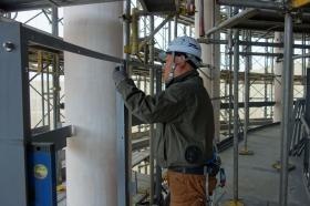 施工の様子－２。手摺りを付けている様子です。