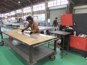 工場加工の様子－１。板金に穴を開けているところです。