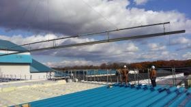 施工の様子－１。屋根を葺（ふ）いている様子です。