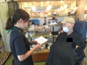 「ありがとうございます」と、皆勤賞を手渡す支援員