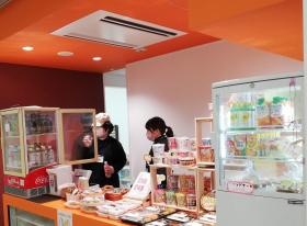 氷見市役所内の売店業務の様子