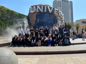 レクリエーションでスタッフも一緒にＵＳＪに行った時の写真です