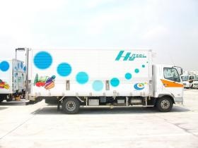 水玉カラーのボディ。３ｔ～４ｔトラックで配送します。