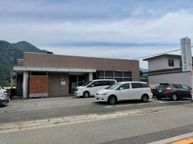 山王郵便局の隣です 旧福井銀行上志比支店の建物になります