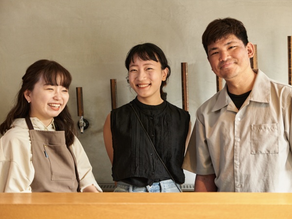 お酒や料理の提供をおまかせ。生産者の想いやストーリーをお客さまに伝える役割を担っていただきます。