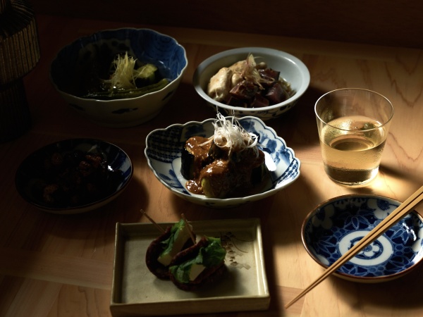 お料理やお酒のストーリーをお客様のテーブルに届けるお仕事です◎