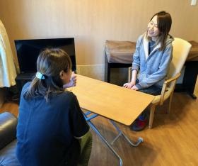 入職後よりマンツーマン指導を行い、随時、話を傾聴します。