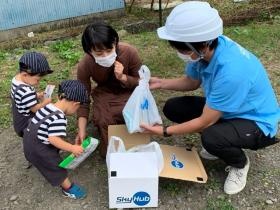 ドローンで食品をお届けする様子