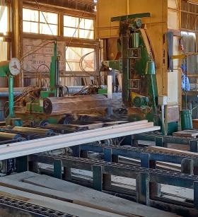 製材機による原木カットの様子